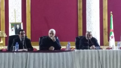 علي رايس, عن يمينه نور الدين بودماغ,و عن يساره مختار سلوغة